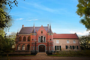 Kasteel Steenenburg, het voormalig Roze Kasteel van 'Het Land van Ooit!'. Perfect voor een Moorddiner of Moordweekend 