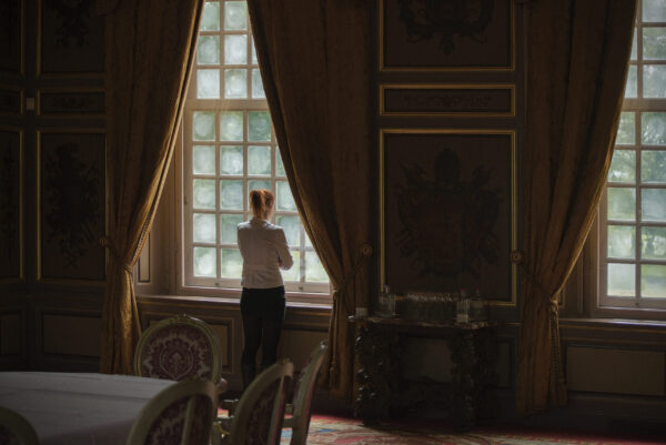 Mysterieuze dame tijdens een Moorddiner voor het raam in Slot Zeist